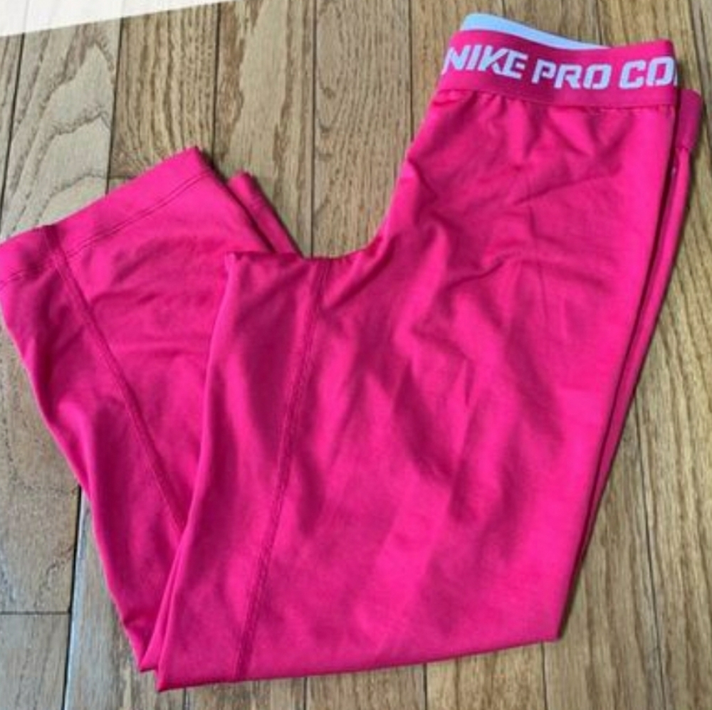 Pink Nike pro combat leggings !